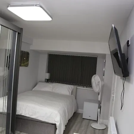 Holiday home Budget 4-bed House In Woolwich