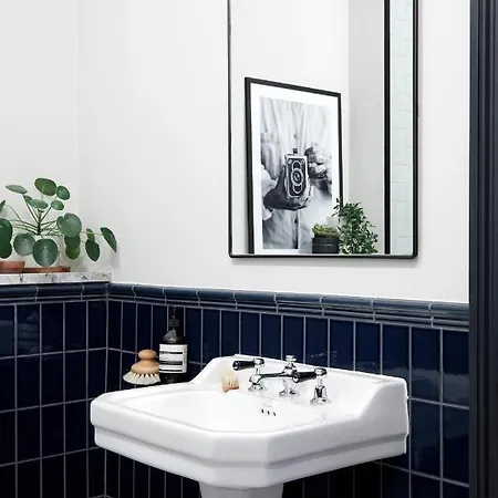 Апартаменты Contemporary - Minutes From Angel Tube St.