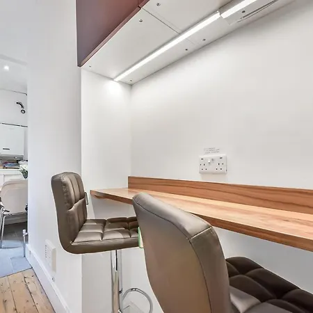 Apartment Groves 4 Bedroom, Shepherds Bush London