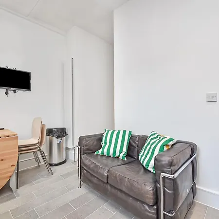 Groves 4 Bedroom, Shepherds Bush Apartment *