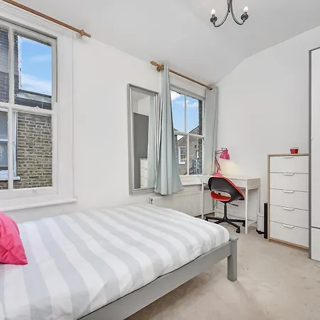 Groves 4 Bedroom, Shepherds Bush * London