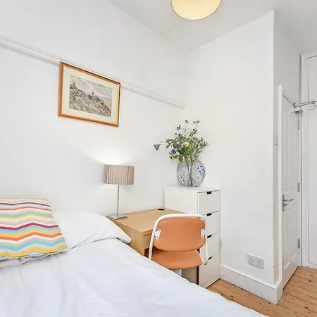 Groves 4 Bedroom, Shepherds Bush Apartment London