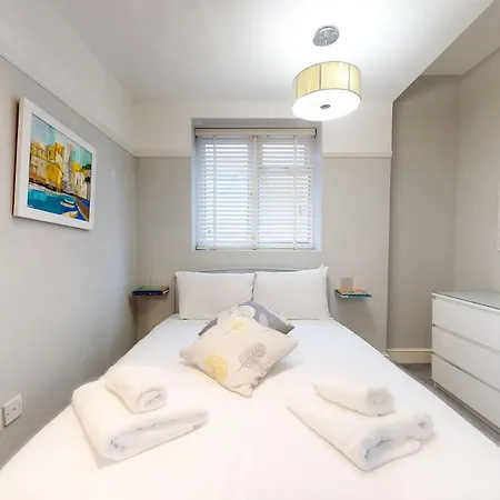 Super 1 Bedroom Flat In Near Middlesex With Private Parking *