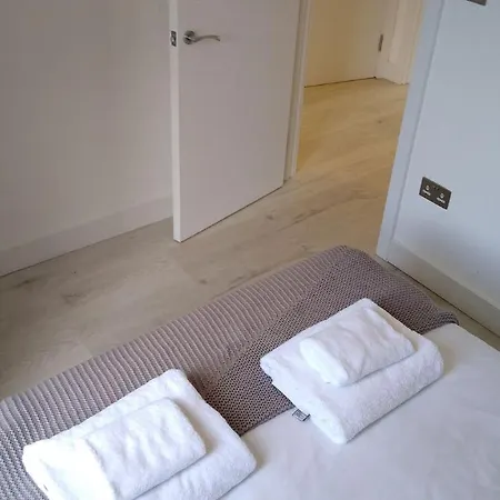 Modern 2 Bed Flat In Maida Hill Near Kensal Town In For Up To 4 People - 9mins To Tube Station Apartment *