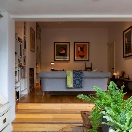 Stunning 5 Bed House With Private Garden *