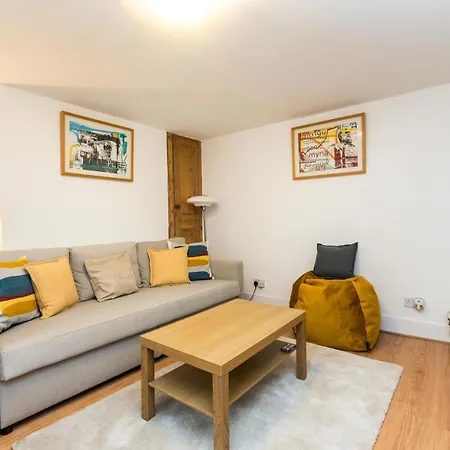 New Stylish 1 Bedroom Flat With Garden *