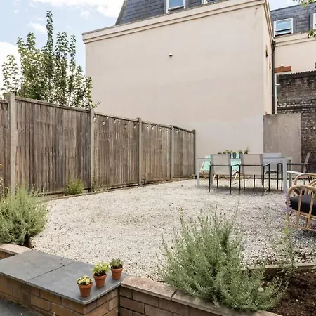 Amazing 4 Bed House Wparking 2min Walk To Station Apartment *