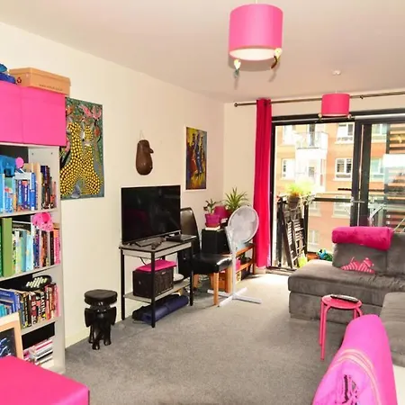 Modern 1 Bed Flat, Apartment