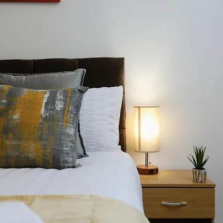 Apartment Fw Haute Apartments: Queensbury Ground Floor With Wi-fi And Parking Harrow