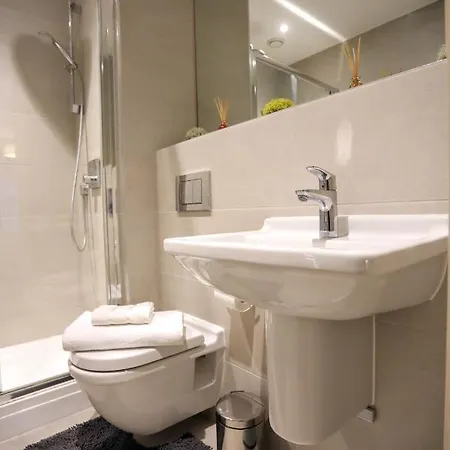 Fw Haute Apartments: Queensbury Ground Floor With Wi-fi And Parking * Harrow