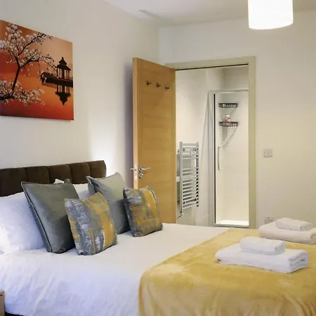 Fw Haute Apartments: Queensbury Ground Floor With Wi-fi And Parking Harrow