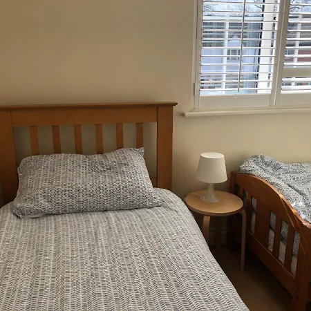 Holiday home The Hollies Haven & Free Parking - Perfect London Long