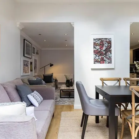 Amazing 4 Bed House Wparking 2min Walk To Station Apartment London