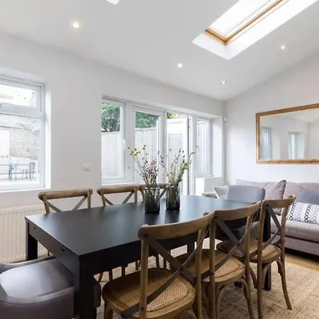 Amazing 4 Bed House Wparking 2min Walk To Station Apartment London