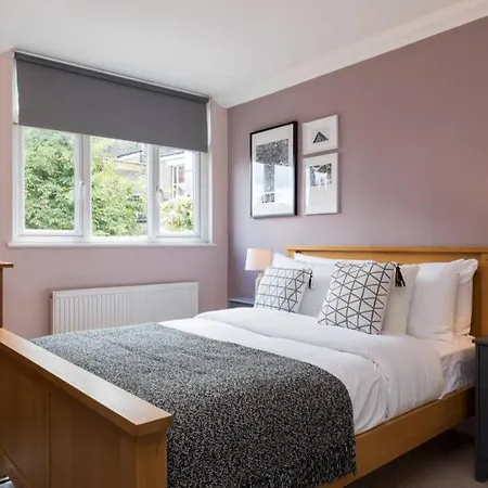 Amazing 4 Bed House Wparking 2min Walk To Station Apartment London