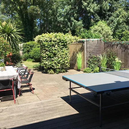 Stunning 5 Bed House With Private Garden *