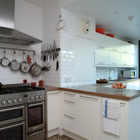 Stunning 5 Bed House With Private Garden Holiday home *