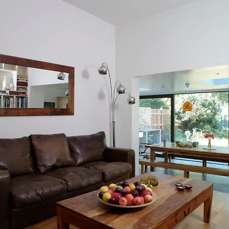 Holiday home Stunning 5 Bed House With Private Garden *
