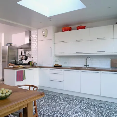 Stunning 5 Bed House With Private Garden Holiday home London