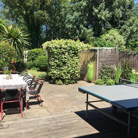 Stunning 5 Bed House With Private Garden *