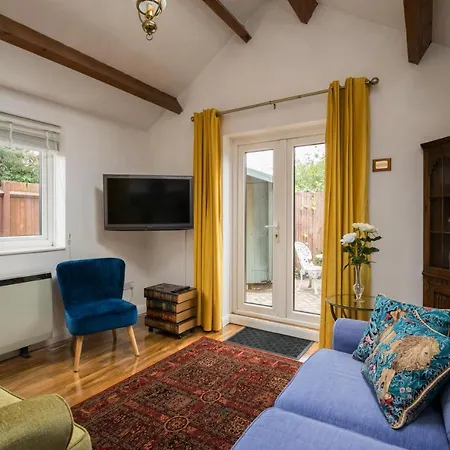 Exclusive In Acton By Underthedoormat Apartman