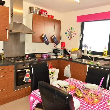 Modern 1 Bed Flat, Apartment *