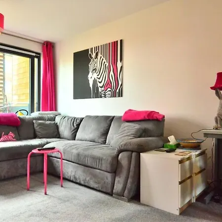 Modern 1 Bed Flat, Apartment *