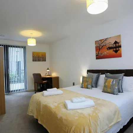 Fw Haute Apartments: Queensbury Ground Floor With Wi-fi And Parking Harrow