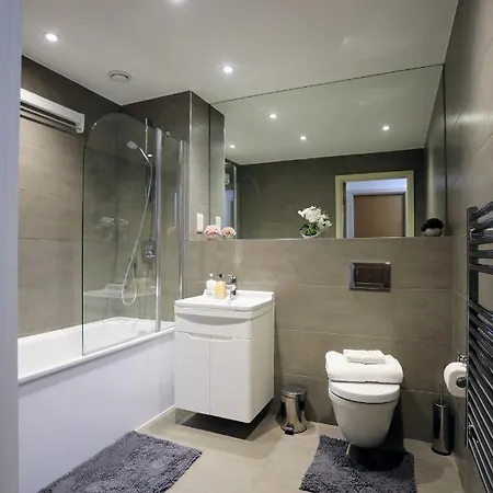 Fw Haute Apartments: Queensbury Ground Floor With Wi-fi And Parking Apartment