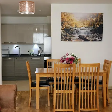 Fw Haute Apartments: Queensbury Ground Floor With Wi-fi And Parking Harrow