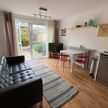 Apartment Two Bedroom Garden Flat In Zone 2 *