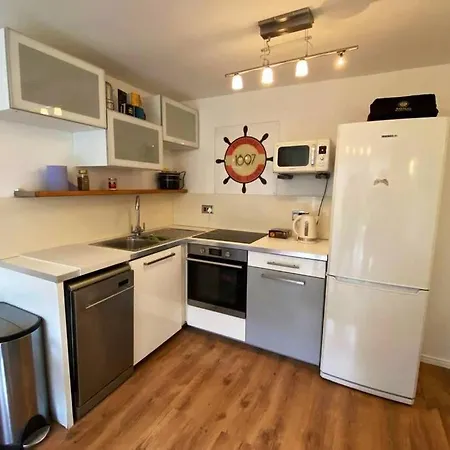 Apartment Two Bedroom Garden Flat In Zone 2