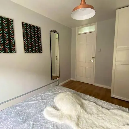 Two Bedroom Garden Flat In Zone 2 Apartment *