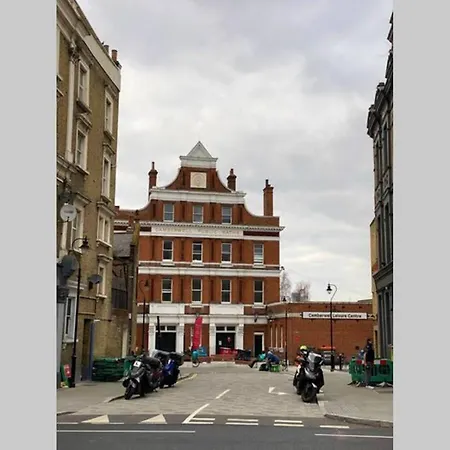 Two Bedroom Garden Flat In Zone 2 * London
