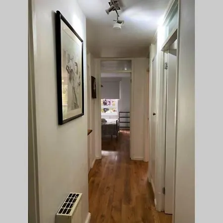 Two Bedroom Garden Flat In Zone 2