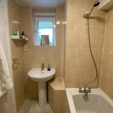 Apartment Two Bedroom Garden Flat In Zone 2 *