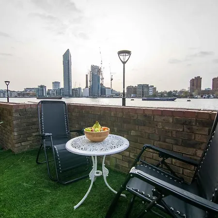 Thames-border Apartment *