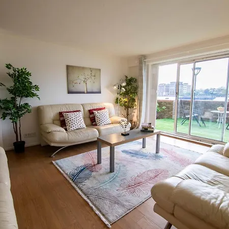 Thames-border Apartment London