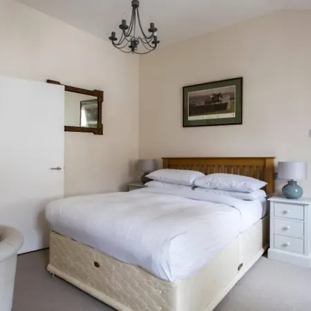 Beautiful Mews House, Conduit Mews, Paddington, W2
