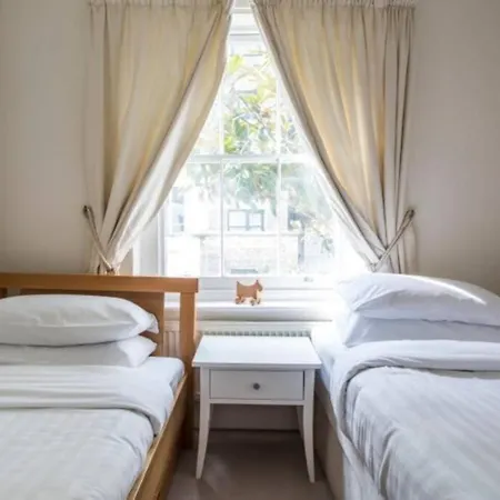 Beautiful Mews House, Conduit Mews, Paddington, W2 Holiday home
