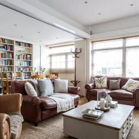 Beautiful Mews House, Conduit Mews, Paddington, W2 Holiday home London