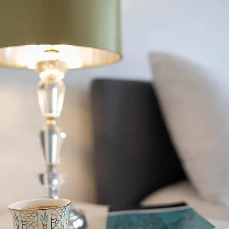 Thames-border Apartment London