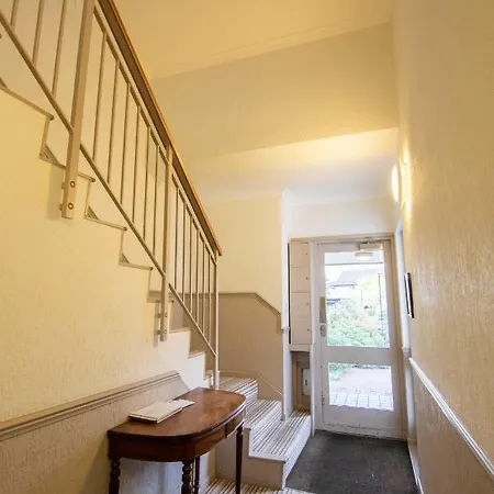 Thames-border Apartment London