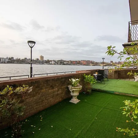 Thames-border Apartment