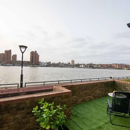 Thames-border Apartment London