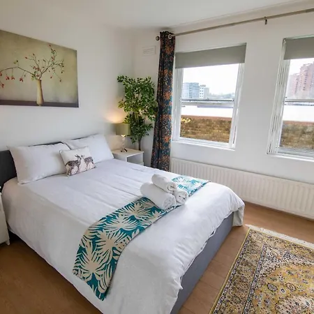 Thames-border Apartment *