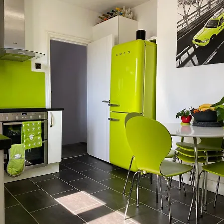 3 Bed In Colliers Wood Apartment *