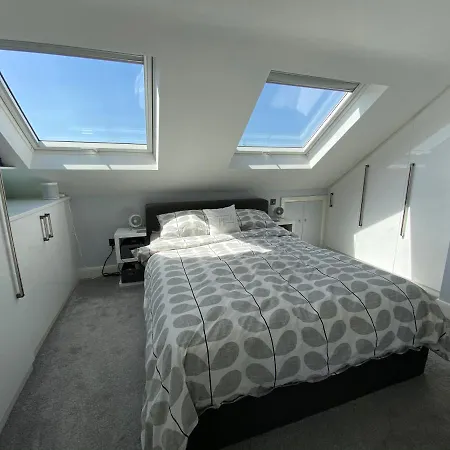 3 Bed In Colliers Wood London