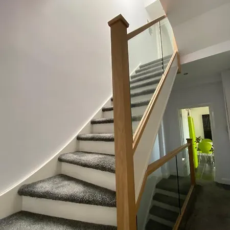 Apartment 3 Bed In Colliers Wood *