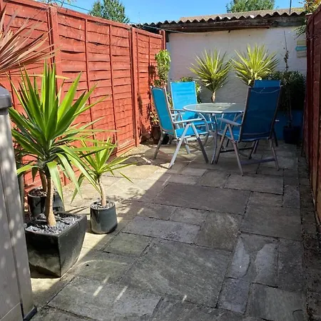3 Bed In Colliers Wood Apartment *